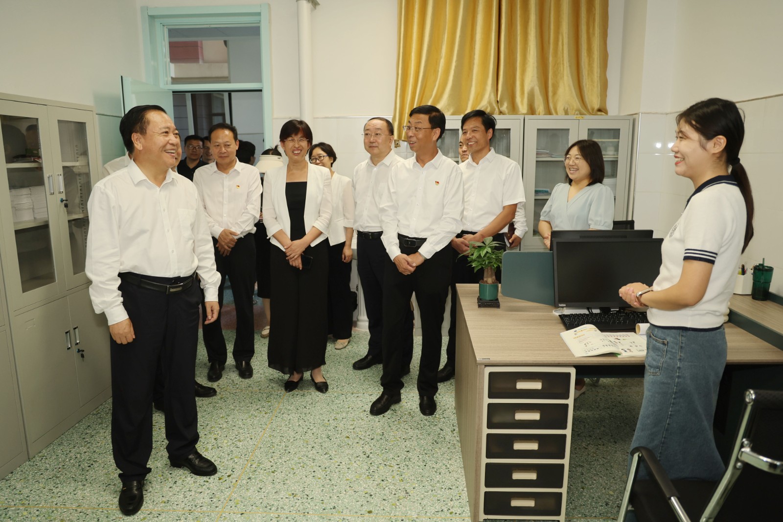 王广部走访慰问实验小学（墨子湖校区）教师
