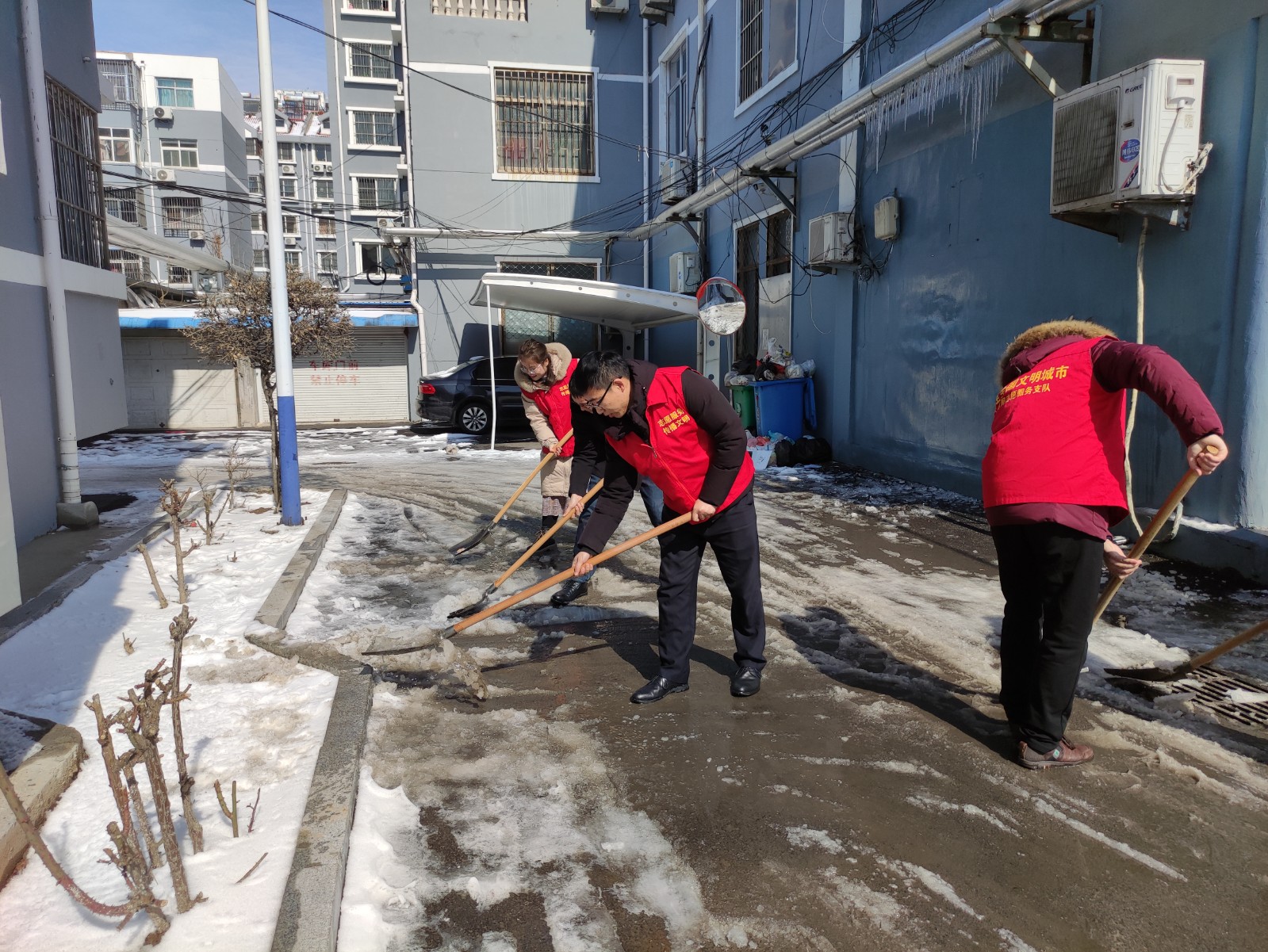 市应急局开展创城“扫冰除雪”专项网格帮包志愿服务活动