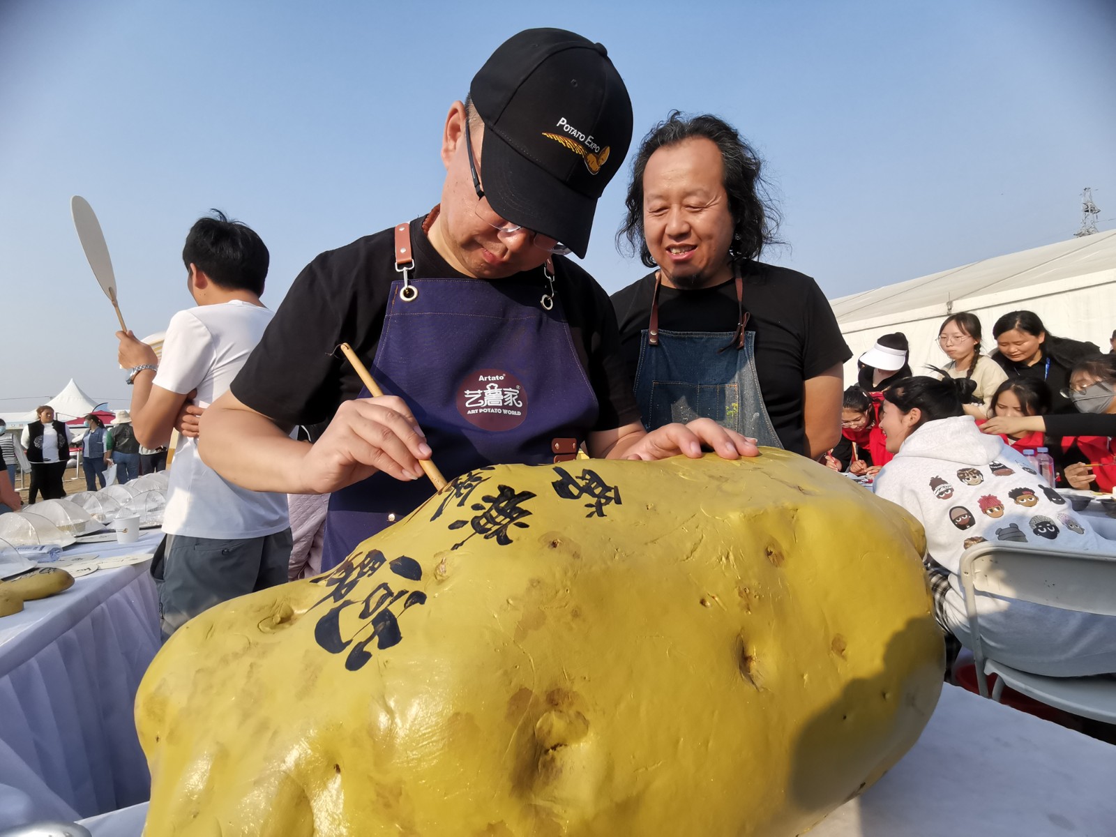 艺术家联合创作土豆题材艺术作品